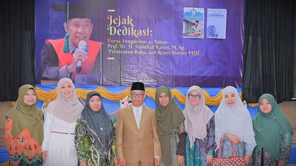 Para dosen perempuan FUH saat berfoto bersama Prof. Dr. H. Abdullah Karim, M.Ag. (Foto:Humas/Jamal Ripani)