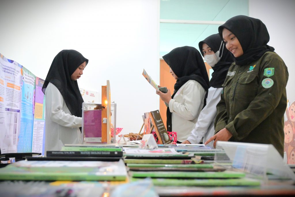 Para mahasiswi S-1 Tadris Biologi saat ikut menyukseskan asesmen lapangan (Foto:Humas/Achmad Magfur)