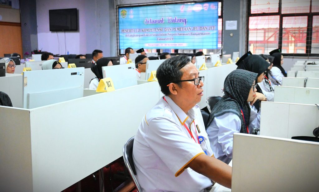 Para pegawai UIN Antasari saat serius menjalani uji kompetensi (Foto:Humas/Jamal Ripani)