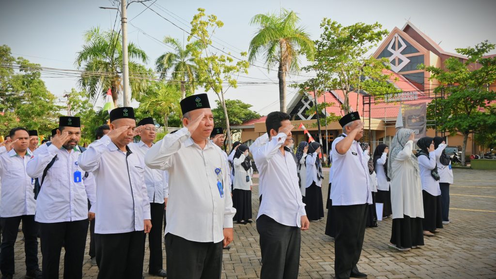 Para pegawai di lingkungan Rektorat UIN Antasari saat mengikuti apel mingguan, 18 November 2024 (Foto:Humas/Jamal Ripani)