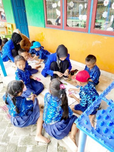 Para siswa sedang mencoba membuat desain (Foto: Tim KKN Tematik Tahap II di Desa Karang Indah Tahun 2024) 