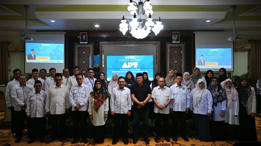 Pemateri Simulasi AL APT saat berfoto bersama Tim APT UIN Antasari.