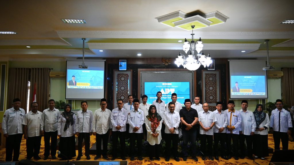 Pemateri Simulasi AL APT saat berfoto bersama pimpinan UIN Antasari.