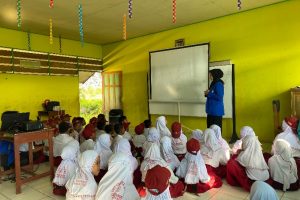 Peringati Hari Sumpah Pemuda, Tim KKN Tematik Cahaya Baru Ajak Siswa Nobar