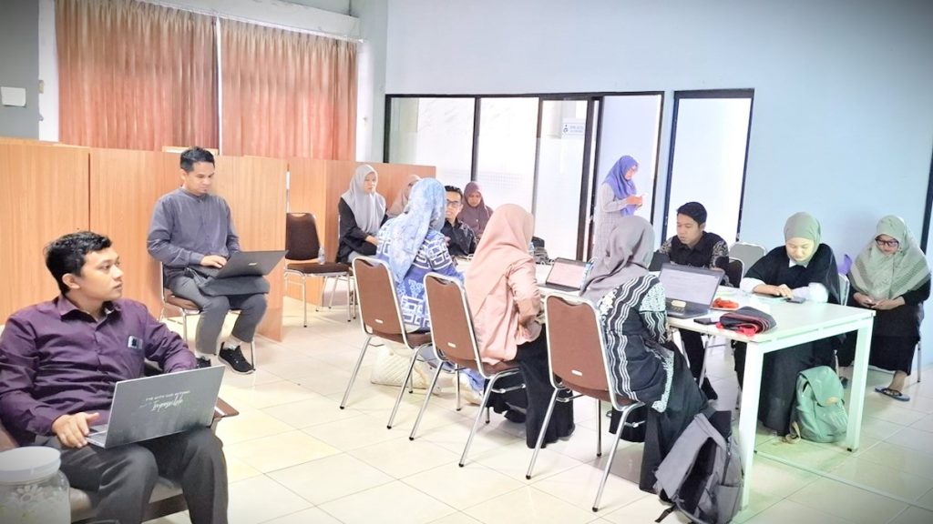 Suasana diskusi dwimingguan Rumah Jurnal.