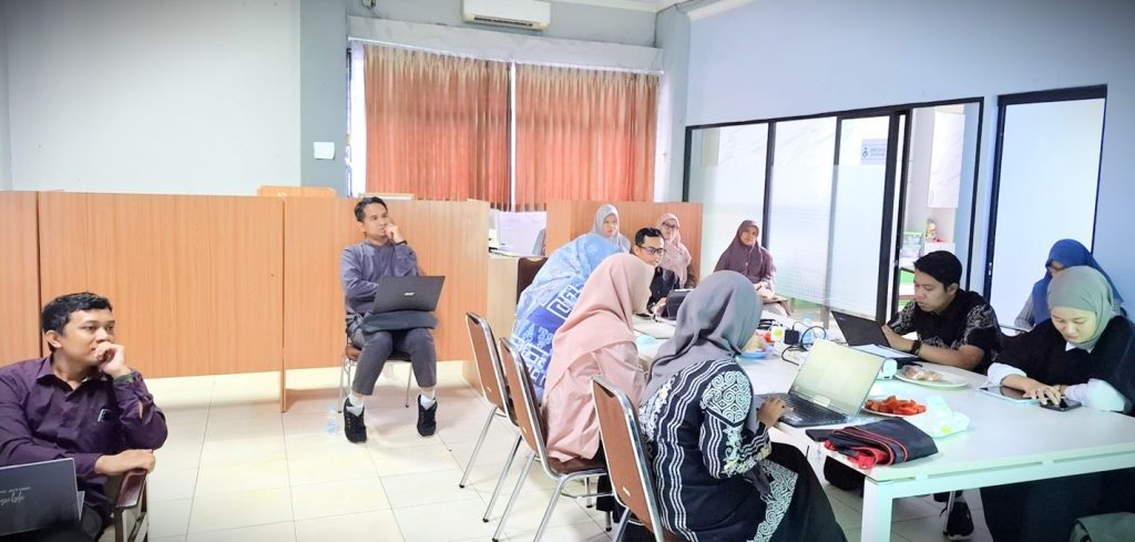 Suasana diskusi dwimingguan Rumah Jurnal.