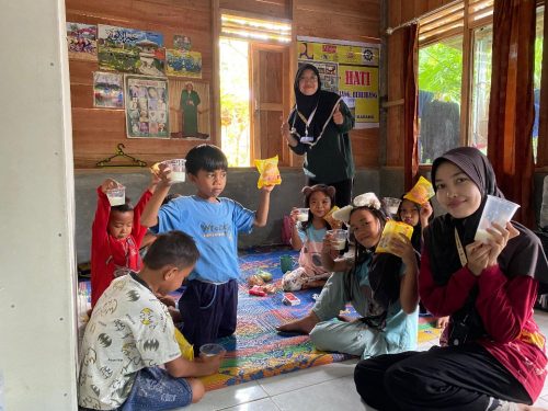 Tim KKN dan Anak-anak Menikmati Menunjukkan Sarapan Roti dan Susu