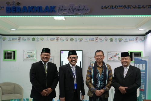 Salah satu asesor, Prof. Dr. H. Ahmad Rodoni, M.M didampingi Rektor, Ketua Senat Al-Jami'ah dan Kepala UPKK UIN Antasari Banjarmasin berfoto di depan Booth Berakhlak dalam Kepribadian. (Foto:Humas/Baiti Rahmi)