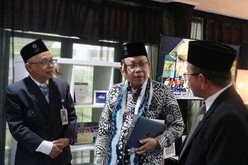 Prof. Drs. Burhanuddin Arafah, M.Hum., Ph.D., mengenakan kopiah berlogo UIN Antasari Banjarmasin. (Foto:Humas/Baiti Rahmi)