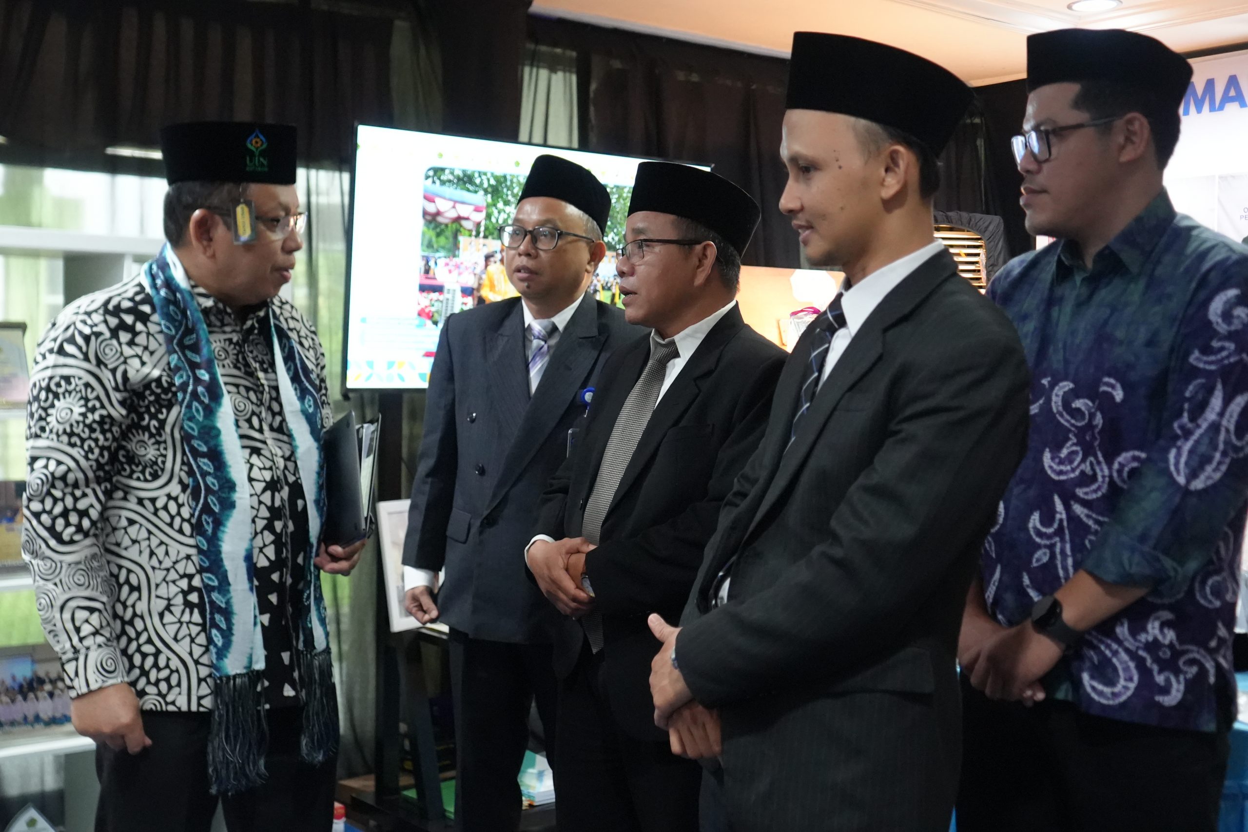 Prof. Drs. Burhanuddin Arafah, M.Hum., Ph.D., mengenakan kopiah berlogo UIN Antasari Banjarmasin. (Foto:Humas/Baiti Rahmi)