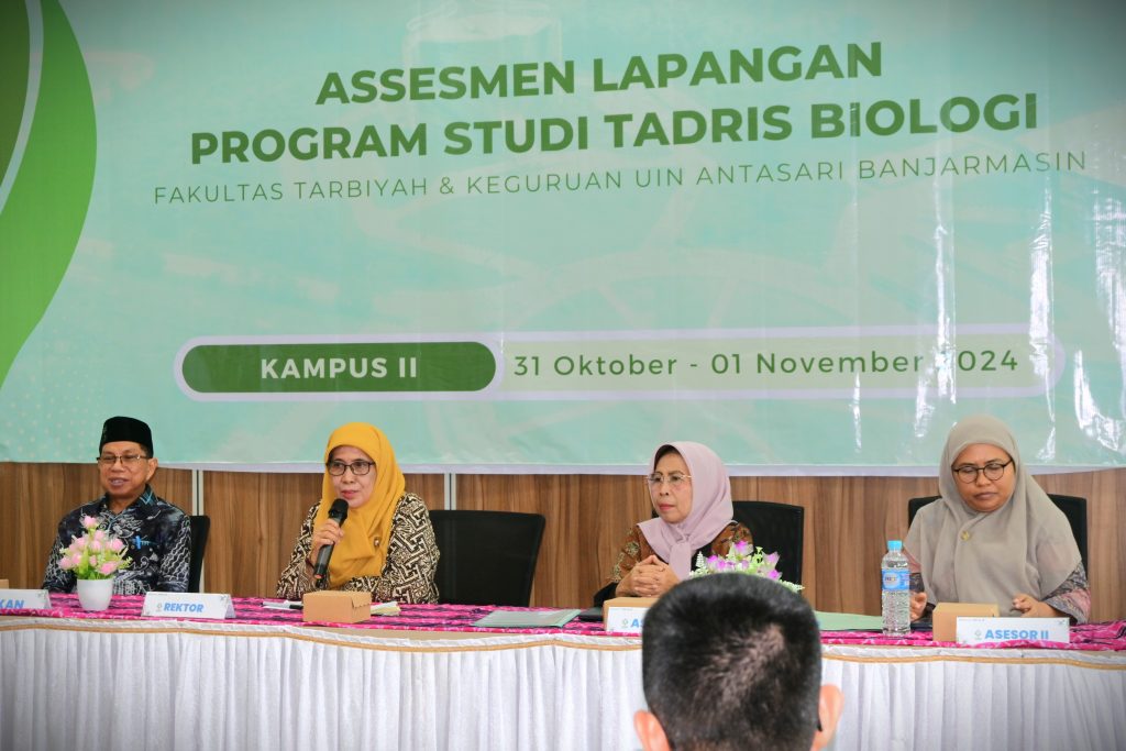 Wakil Rektor UIN Antasari Bidang Akademik dan Kelembagaan Dr. Hj. Nida Mufidah, M.Pd. saat menutup Asesmen Lapangan Prodi S-1 Tadris Biologi (Foto:Humas/Achmad Magfur)