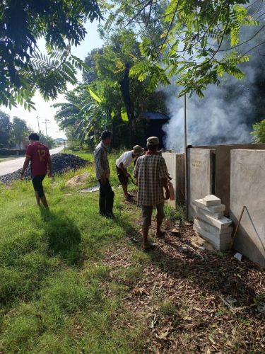 Warga dan Tim KKN Melakukan Gotong Royong Membersihkan Desa dan Memasang Spanduk Larangan Buang Sampah di Sungai 