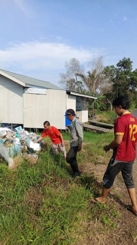 Warga dan Tim KKN Melakukan Gotong Royong Membersihkan Desa dan Memasang Spanduk Larangan Buang Sampah di Sungai 