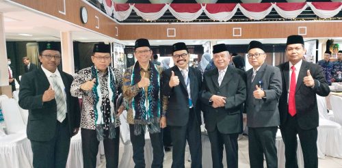 Para Asesor Asesmen Lapangan berfoto bersama menggunakan kopiah berlogo UIN Antasari Banjarmasin. (Foto: Humas/Noor Hasanah)