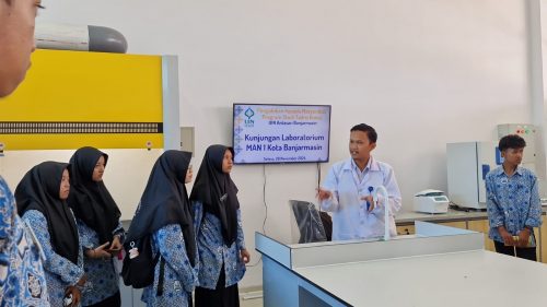 Alvian Ikhsanul Fatya, M.Si saat menjelaskan alat-alat Laboratorium Fisika.