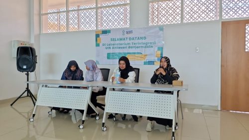 Khairunnisa, M.Pd. Ketua Prodi Tadris Biologi saat memberikan sambutan.