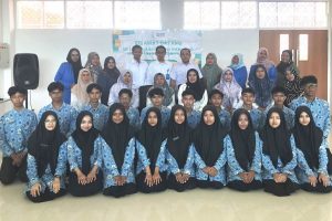 Foto bersama para dewan guru dan siswa/i MAN 1 Banjarmasin bersama Dosen dan Laboran di Laboratorium Terintegrasi.