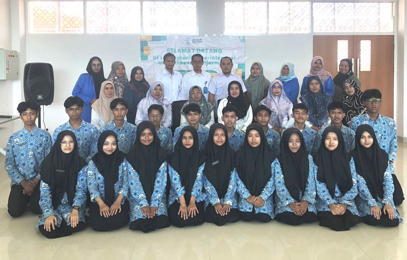 Foto bersama para dewan guru dan siswa/i MAN 1 Banjarmasin bersama Dosen dan Laboran di Laboratorium Terintegrasi.