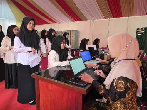 Para peserta saat melakukan registrasi. (Foto: Humas/Baiti Rahmi)