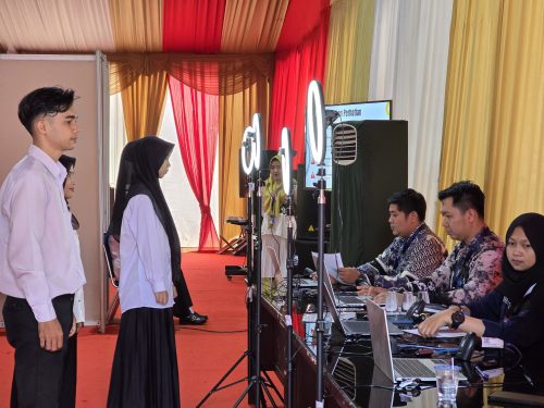 Pemberian PIN Ujian dari Panitia kepada Peserta. (Foto:Humas/Baiti Rahmi)