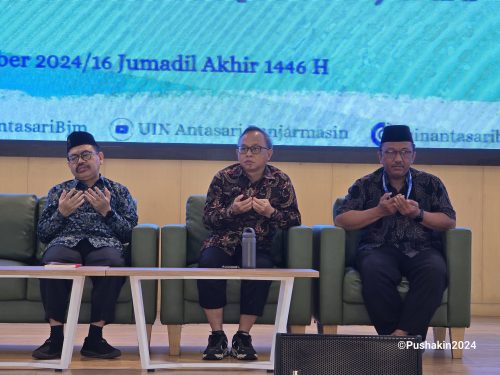 Rektor didampingi WR Kemahasiswaan dan Kerjasama dan Plt. Kepala Biro AAKK saat Pembinaan Mahasiswa KIP-Kuliah. (Foto: Humas)