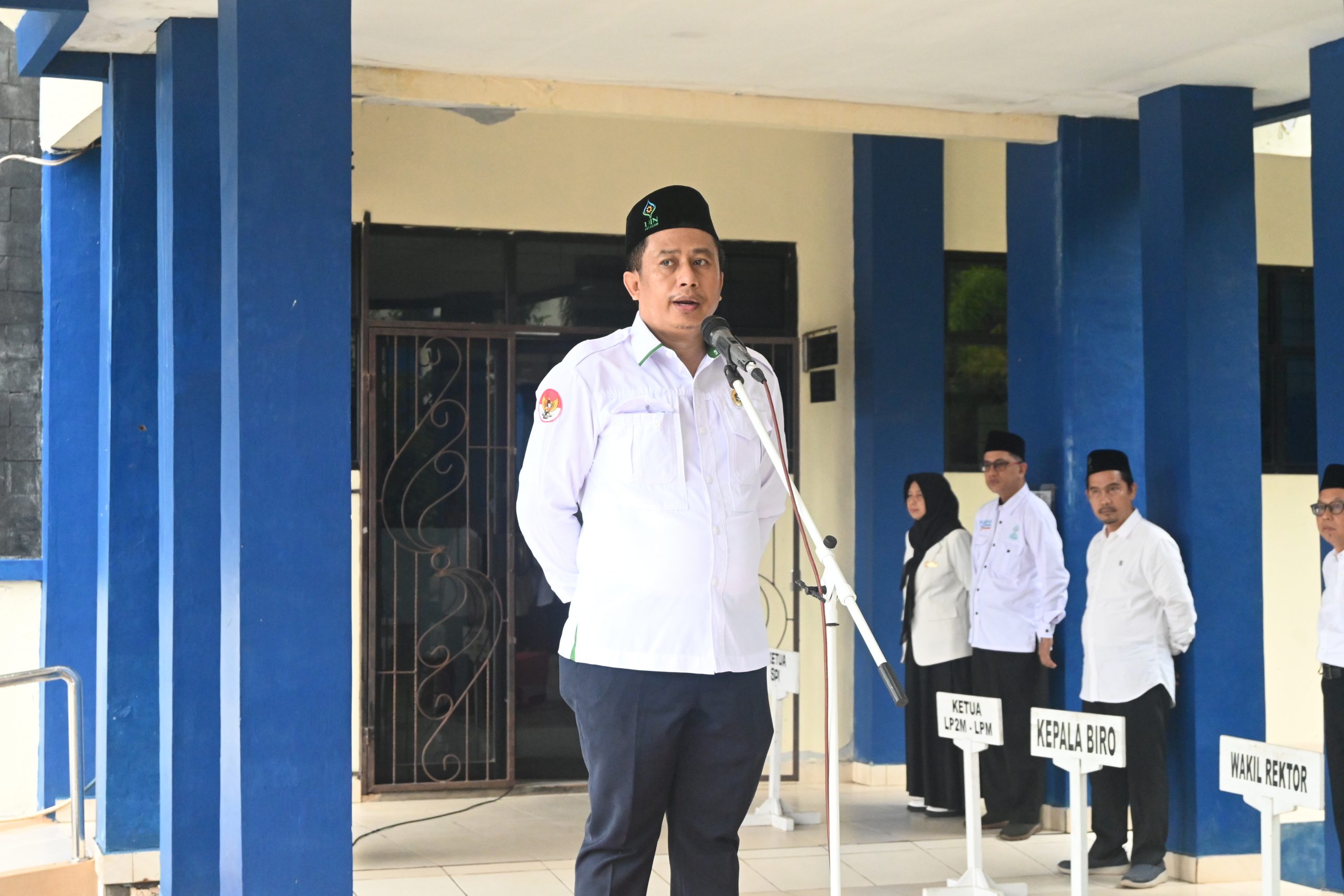 Kepala Biro AUPKK saat menjadi pembina Apel Mingguan. (Foto: Humas/Jamal Ripani)