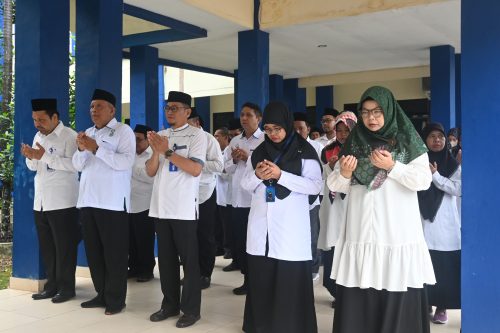 Pegawai UIN Antasari dengan khidmat berdoa pada Apel Mingguan. (Foto: Humas/Jamal Ripani)