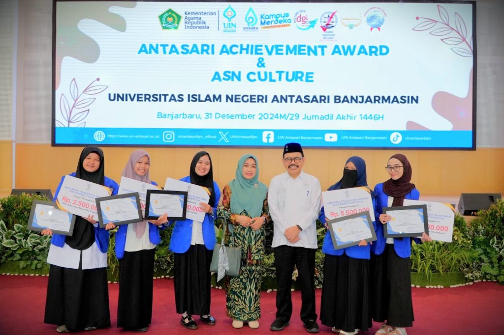 Dian May Syifa (kanan) dan rekan-rekannya saat berfoto bersama Rektor dan istri.