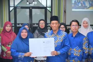 Dr. Fatwiah Noor, Lc., M.A. setelah resmi dilantik (Foto:Humas/Jamal Ripani)