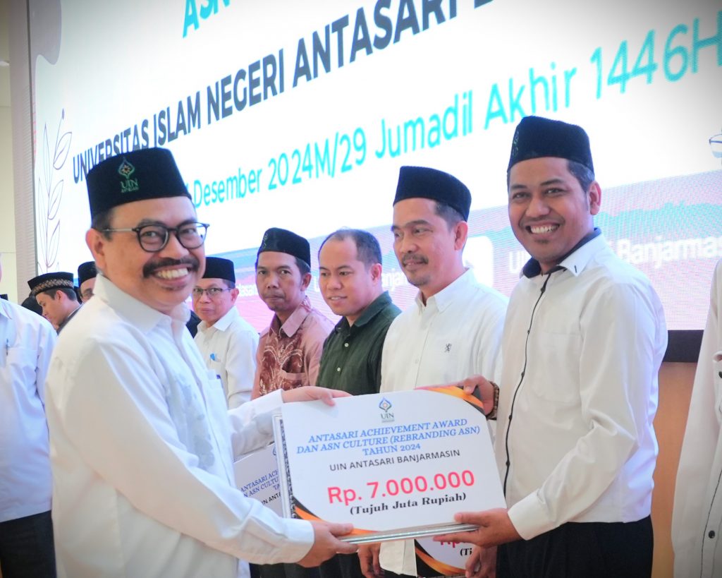 Dr. H. Anwar Hafidzi, Lc., M.A.Hk. (kanan) saat menerima Achievement Awards 2024 (Foto:Humas/Jamal Ripani)