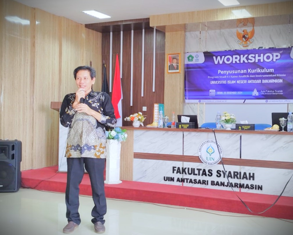 Prof. Dr.rer.nat. Fredy Kurniawan, M.Si. saat memberikan paparan megenai Prodi Sains Analitik dan Instrumentasi Kimia.