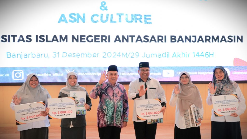 Foto bersama dengan Ketua Senat Al-Jamiah usai penyerahan penghargaan (Foto:Humas/Baiti Rahmi)