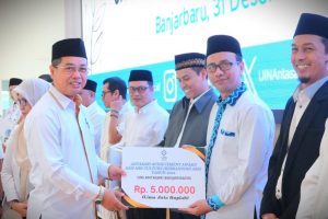 Kaprodi S-1 PBA saat menerima Achievement Awards 2024 (Foto Humas Jamal Ripani) - kompres