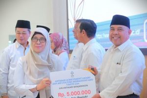 Kaprodi S-2 PAI (kanan) saat menerima Achievement Awards 2024 (Foto Humas Jamal Ripani) - kompres