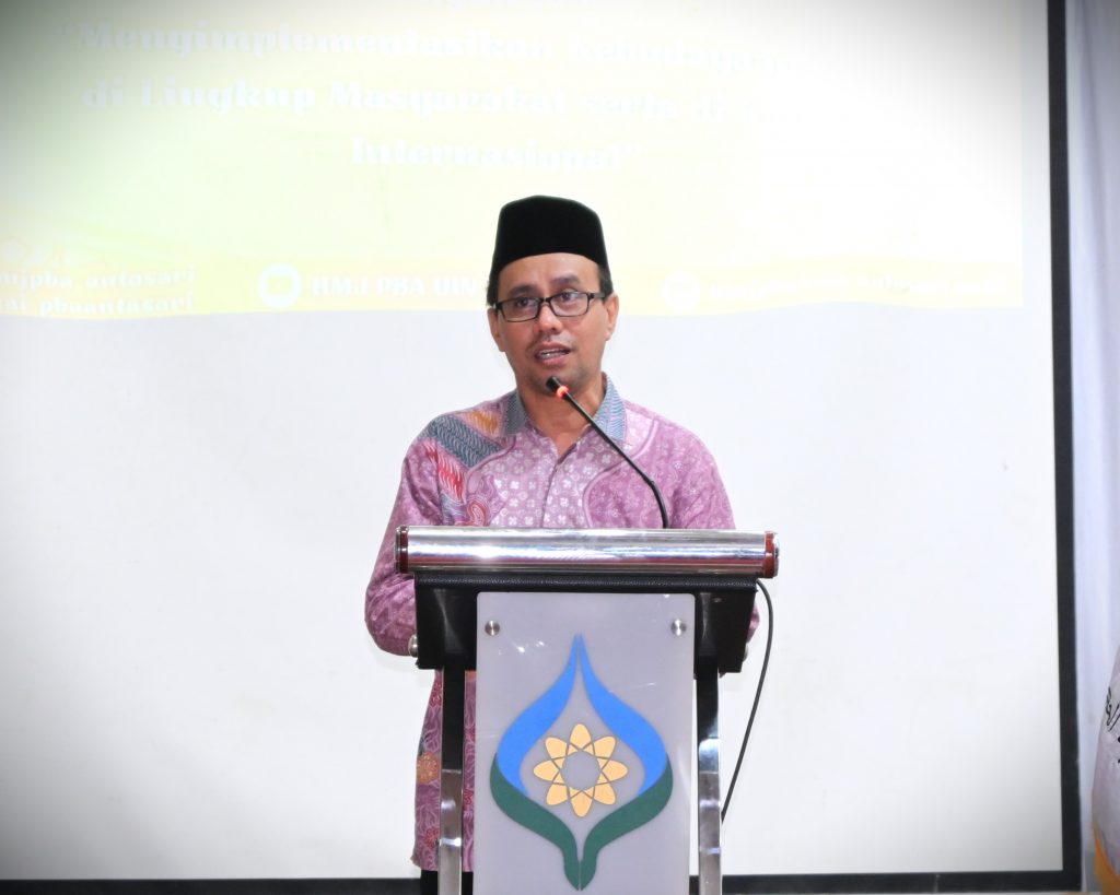 Ketua Prodi S-1 PBA Dr. Rahmat Shodiqin, M.Pd. saat memberikan arahan (Foto:Humas/Jamal Ripani)