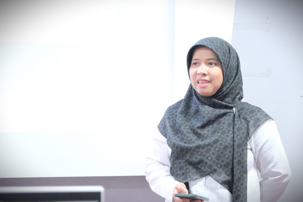 Koordinator Pushakin UIN Antasari Noor Hasanah, M.A. saat menyampaikan laporan panitia (Foto:Humas)