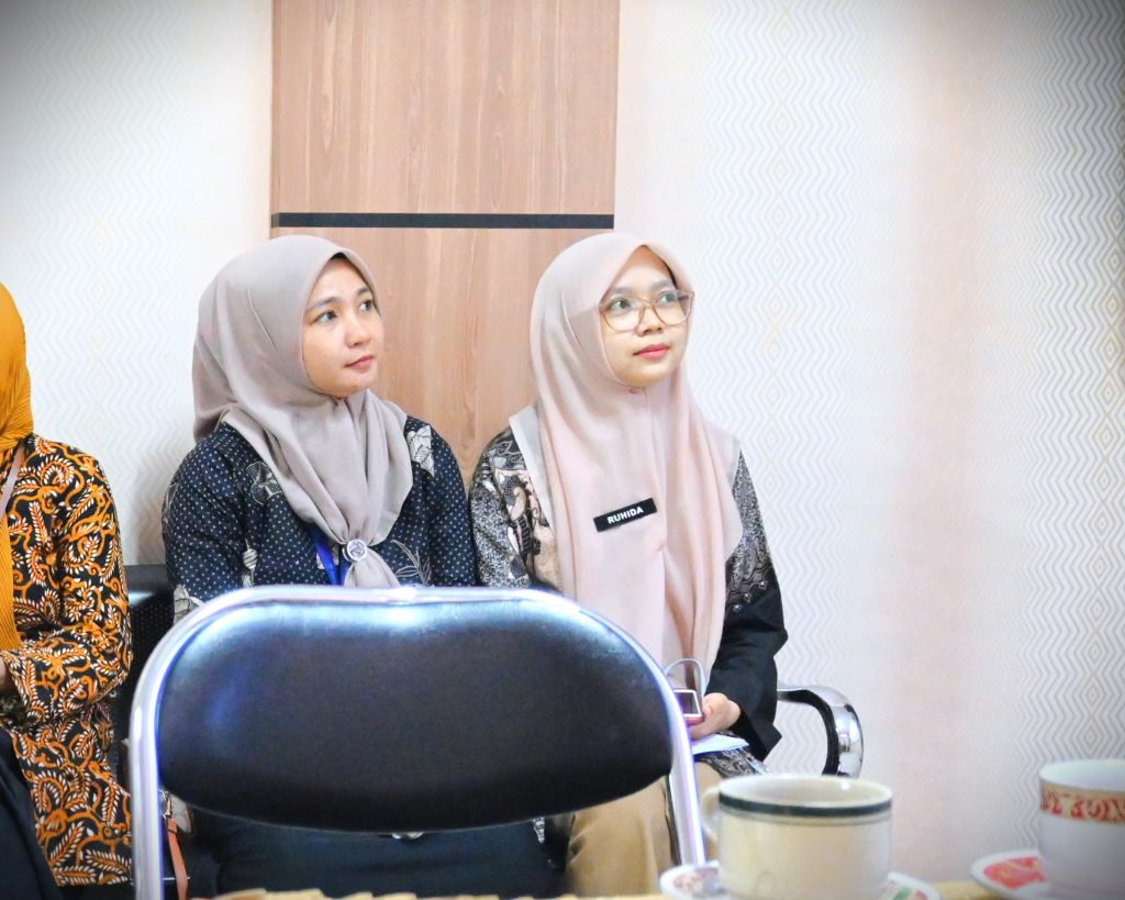 Lia Agustina, M.Pd., dan Ruhida, S.Pd. saat mendengarkan serius pemaparan materi (Foto:Humas/Jamal Ripani)