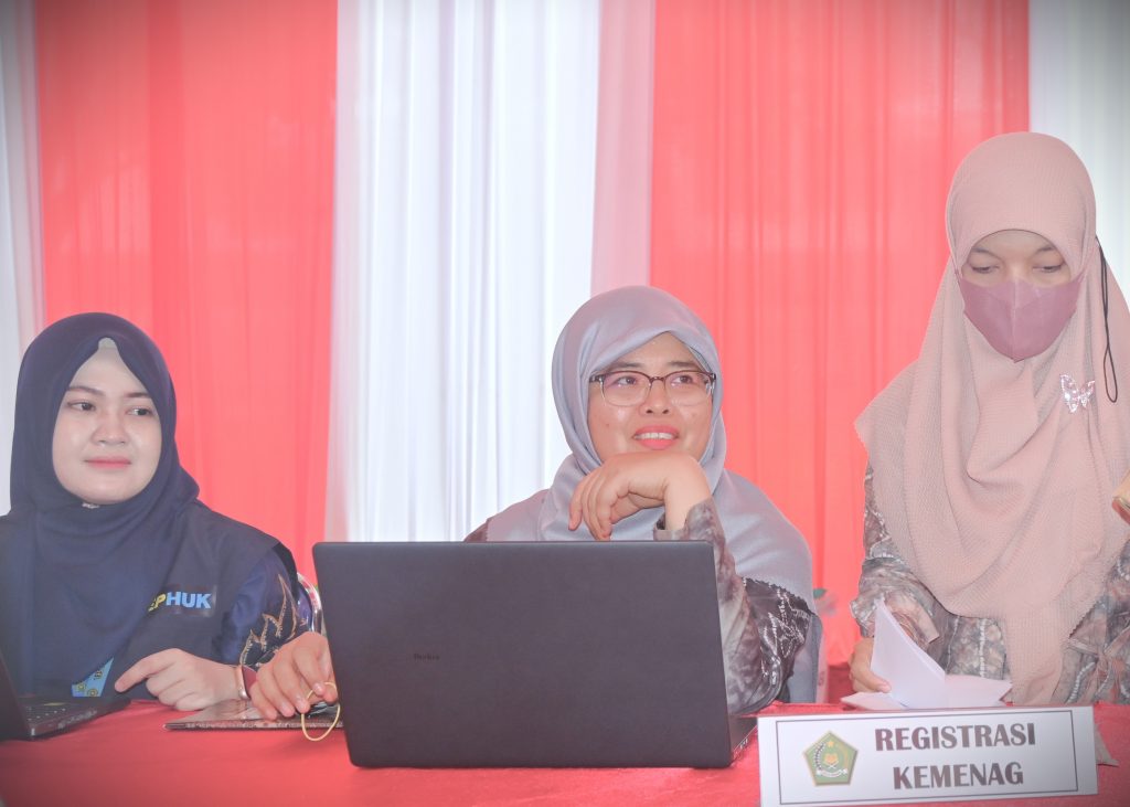 Mufidatun Nisa, S.Th.I., M.Fil.I. (tengah) saat bersama rekan-rekannya membantu kelancaran acara (Foto:Humas/Jamal Ripani)