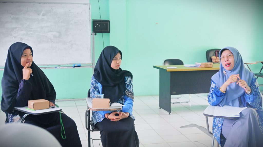 Nani Hizriani, M.A. saat memberikan arahan sebelum dimulainya Tes Kemampuan Berbahasa Inggris (Foto:Humas/Jamal Ripani)