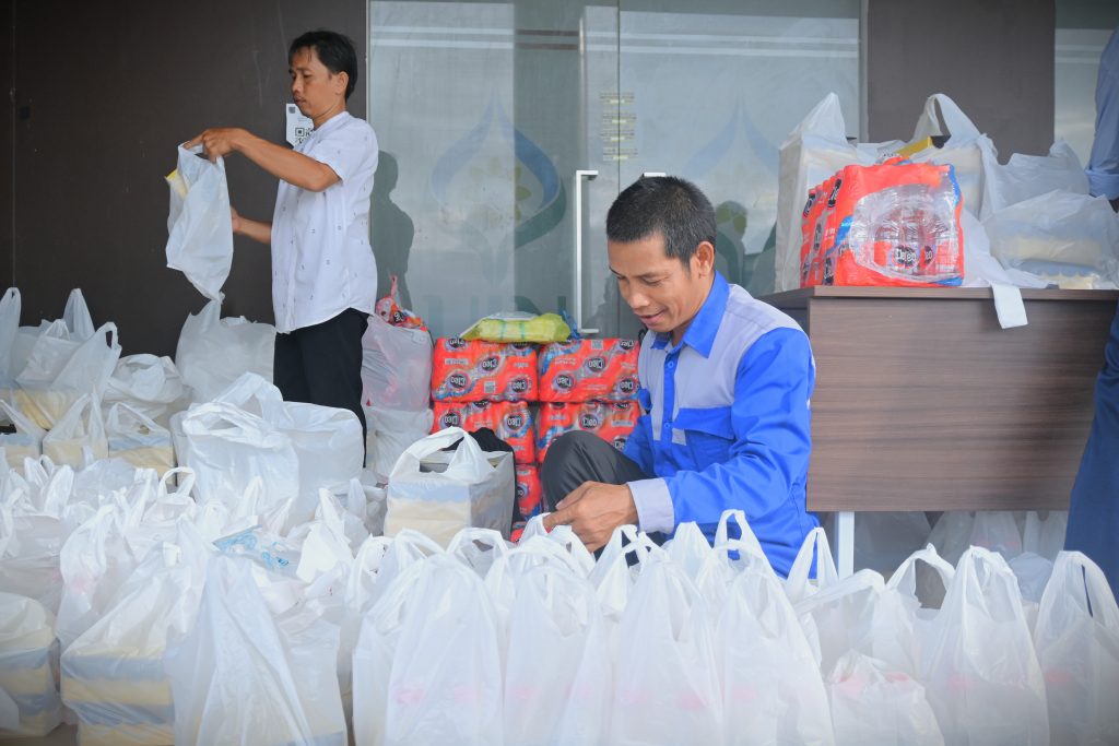 Panitia saat sigap menyiapkan konsumsi (Foto:Humas/Jamal Ripani)