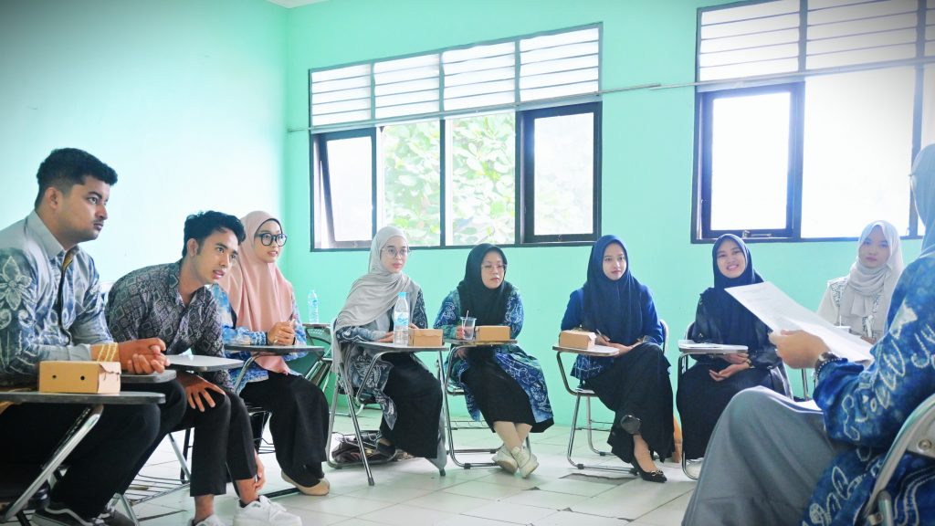 Para peserta saat bersiap mengikuti Tes Kemampuan Berbahasa Inggris (Foto:Humas/Jamal Ripani)