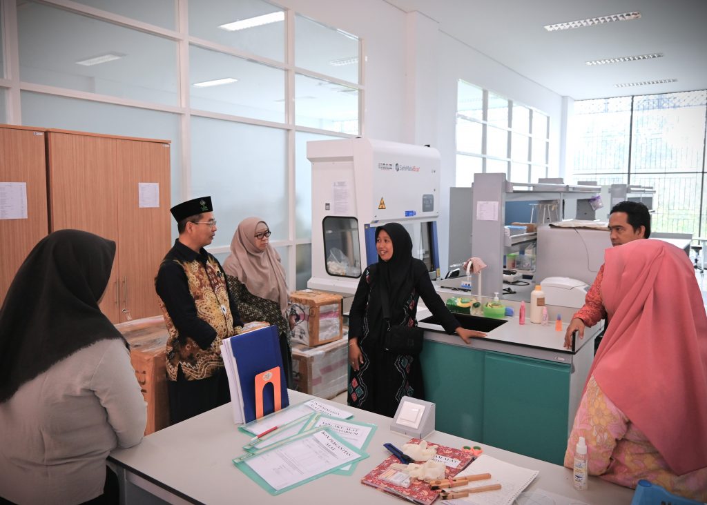 Penampakan alat-alat canggih di Lab UIN Antasari (Foto:Humas/Jamal Ripani)