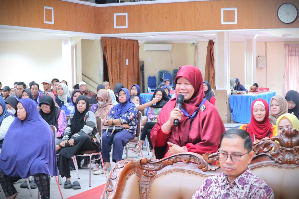 Pramubakti Fakultas Syariah Nurliyani, S.H.I. saat menyampaikan aspirasinya di Rapat Evaluasi (Foto:Humas)