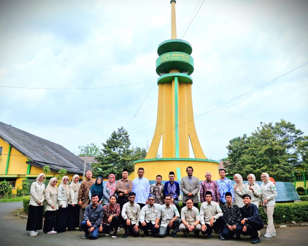 Rektor UIN Antasari saat berfoto bersama civitas academica IAILM Suryalaya.