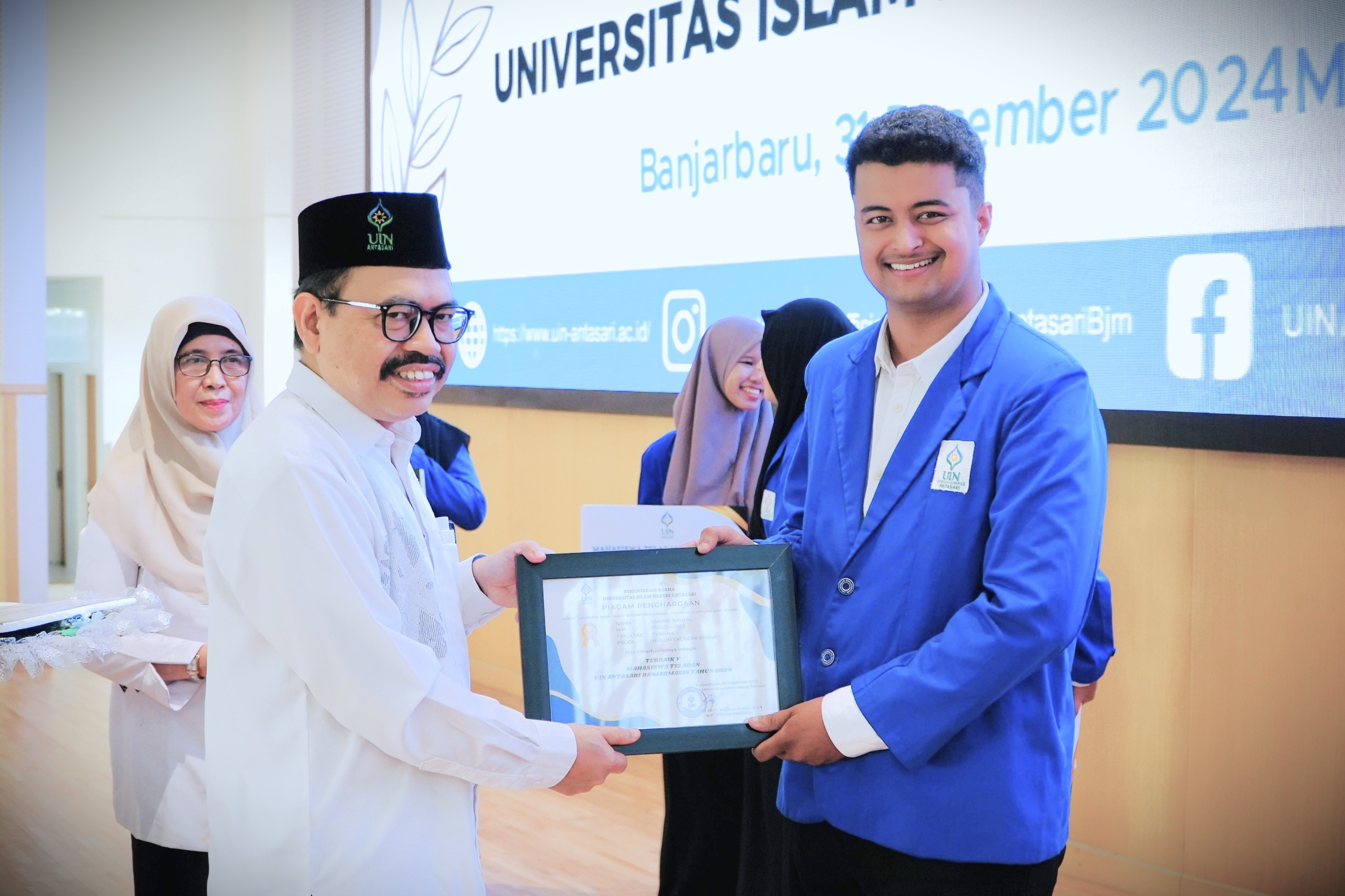 Rektor UIN Antasari saat memberikan penghargaan predikat V Mahasiswa Teladan 2024 kepada Yamani Naufal.