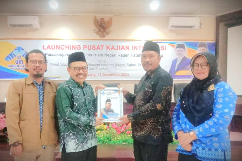 Rektor UIN Antasari saat menerima kenang-kenangan dari Pascasarjana UIN Raden Fatah Palembang.