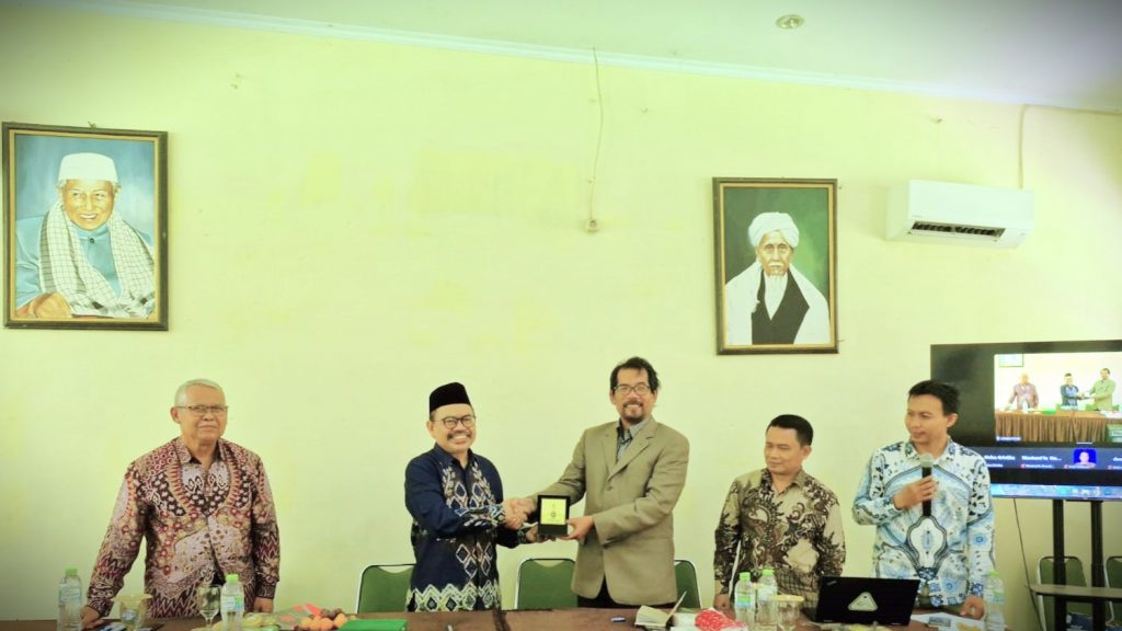 Rektor UIN Antasari saat menerima kenang-kenangan dari Rektor IAILM Suryalaya.