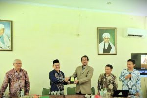 Rektor UIN Antasari saat menerima kenang-kenangan dari Rektor IAILM Suryalaya.