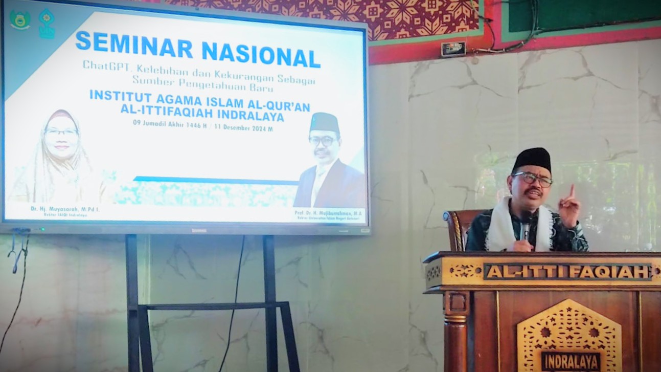 Rektor UIN Antasari saat menjadi narasumber seminar nasional di Institut Agama Islam Al-Ittifaqiah.