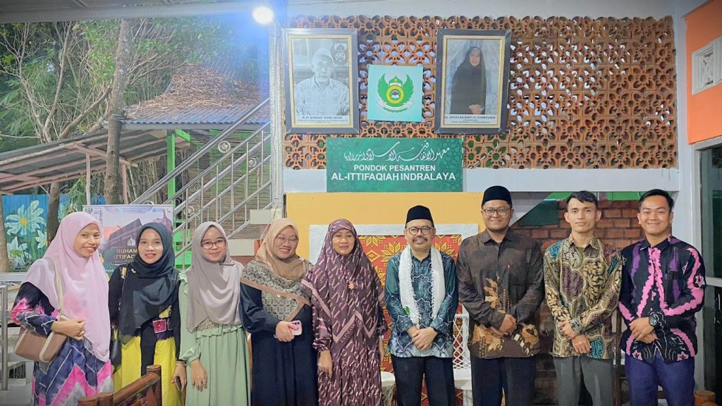 Rektor saat berfoto bersama alumni UIN Antasari asal Pondok Pesantren Al-Ittifaqiah.